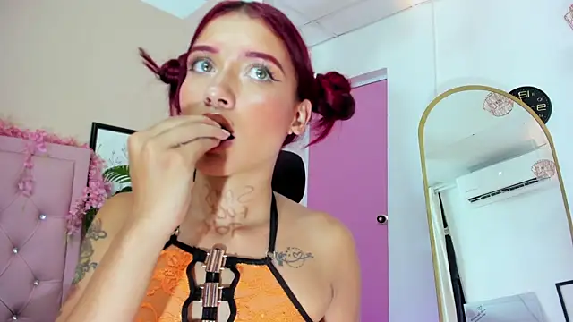 Živá chatovací místnost Cherry_Scarlet_