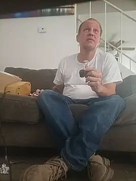yourMasterisBored's Live Chat Room