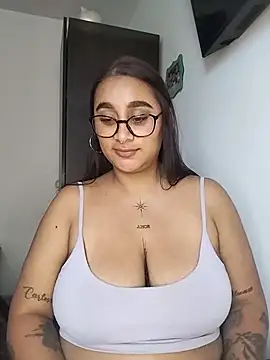 Mia_skyy18's Live Chat Room