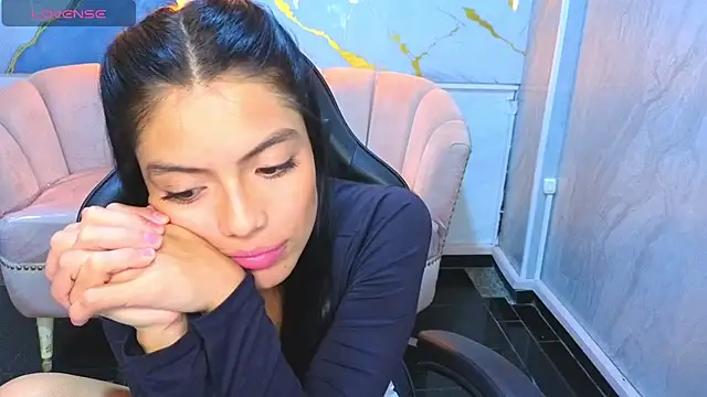 _Charlottee_b – Naživo chatovacia miestnosť