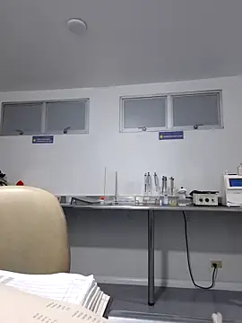 Chat soba uživo modela Aila_Phone