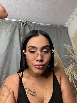 AlisonBeltran1 Adlı Modelin Canlı Sohbet Odası