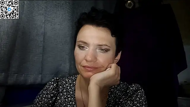 غرفة دردشة HotMamaQueen234 المباشرة