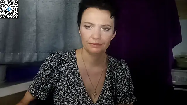 غرفة دردشة HotMamaQueen234 المباشرة