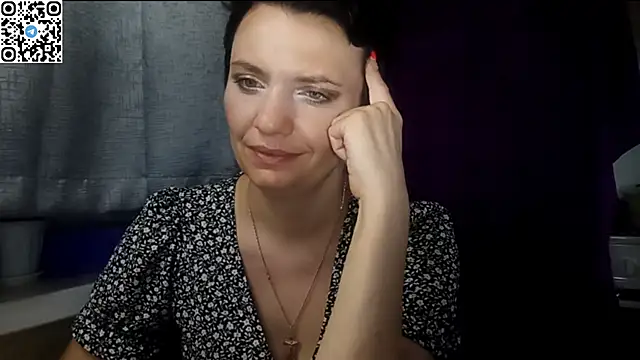 חדר צ'אט בשידור חי של HotMamaQueen234