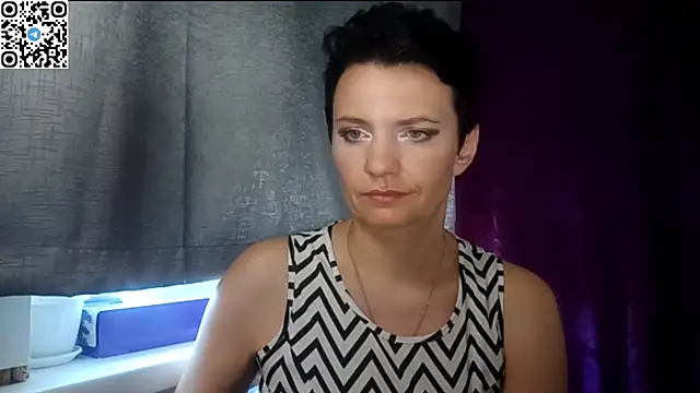 غرفة دردشة HotMamaQueen234 المباشرة