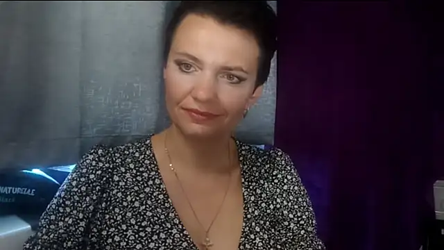 Živá chatovací místnost HotMamaQueen234