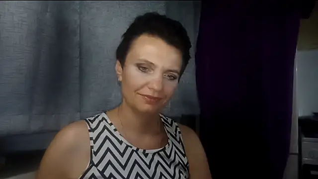 Živá chatovací místnost HotMamaQueen234