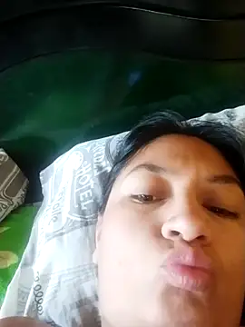 LatinSquirtBaby Adlı Modelin Canlı Sohbet Odası