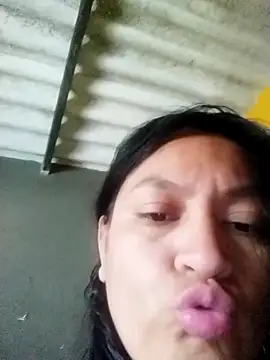 LatinSquirtBaby Adlı Modelin Canlı Sohbet Odası