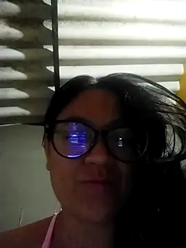 Živá chatovací místnost LatinSquirtBaby