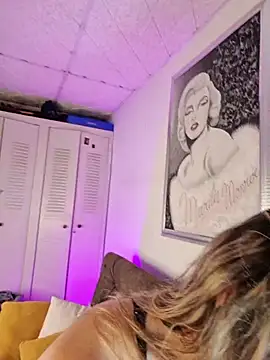 laurabassii Adlı Modelin Canlı Sohbet Odası