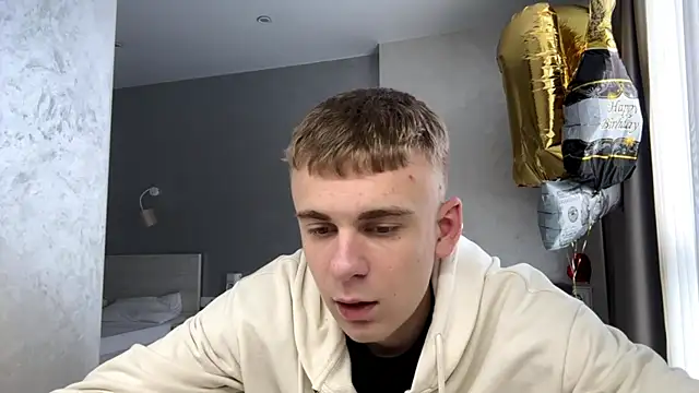 Seks show uživo modela SoloFury na kameri