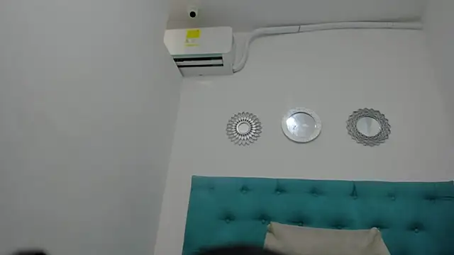milky_emma18 Adlı Modelin Canlı Sohbet Odası