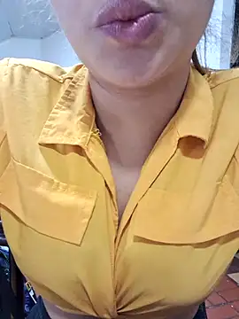 Yelii_ Adlı Modelin Canlı Sohbet Odası