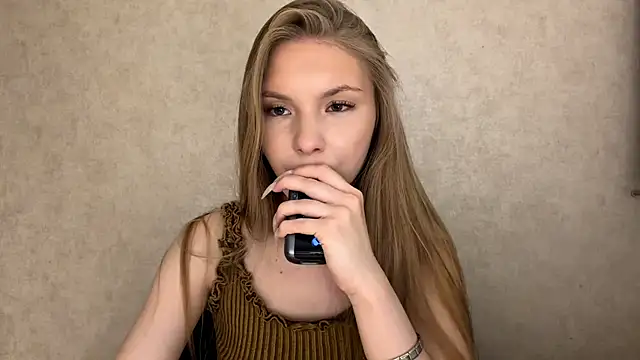 CarolineNine Adlı Modelin Canlı Sohbet Odası
