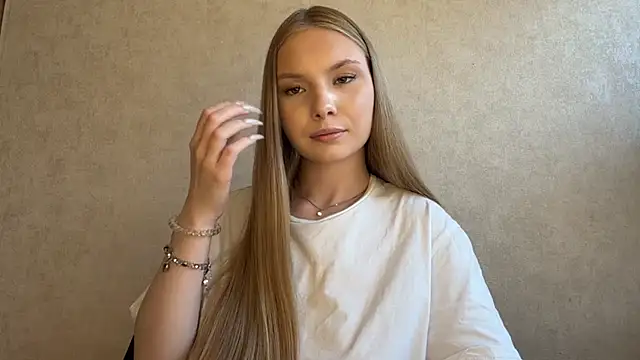 CarolineNine Adlı Modelin Canlı Sohbet Odası