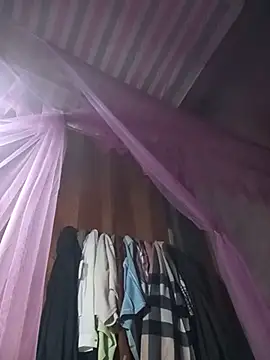 -Bangi- Adlı Modelin Canlı Sohbet Odası