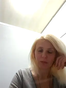 MiaLove183 Adlı Modelin Canlı Sohbet Odası