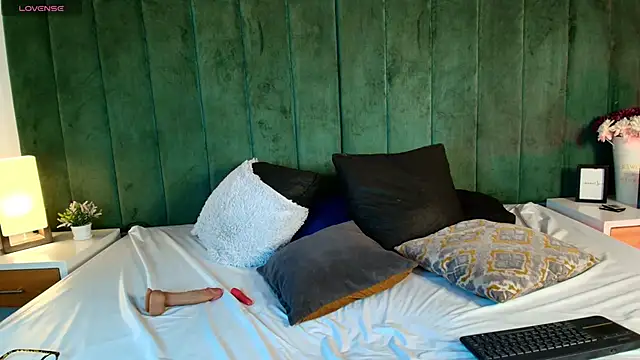 MeganEvanss__'s Live Chat Room