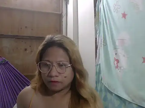 PinayChristine's Live Chat Room