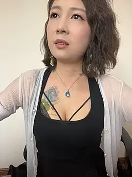 Lola666999 Adlı Modelin Canlı Sohbet Odası