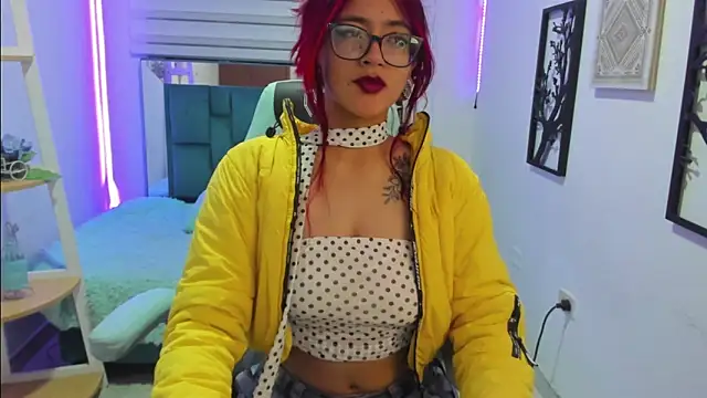 Sara_Red_X Adlı Modelin Canlı Sohbet Odası