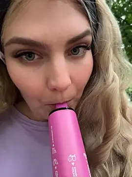 Blonde_Cougar: онлайн-секс-шоу