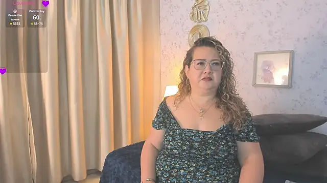 Martinacurvy_'s Live Chat Room