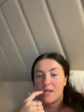 LolaSkyee чат на живо