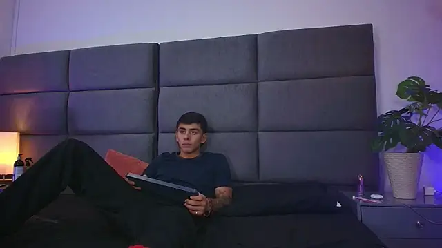 Zoee_8 – Naživo chatovacia miestnosť