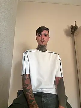 Seks show uživo modela JovenTatto00 na kameri