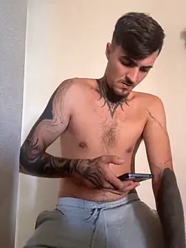 Pokazy przed seks kamerką na żywo – JovenTatto00