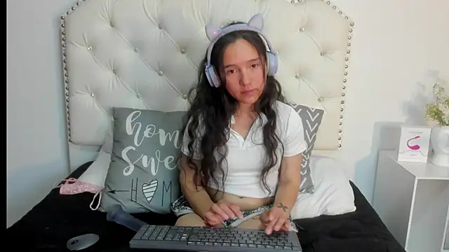 Honney_Bunny18 Adlı Modelin Canlı Sohbet Odası