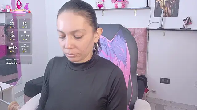 karlaaHott Adlı Modelin Canlı Sohbet Odası