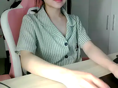 lucienguyen Adlı Modelin Canlı Sohbet Odası