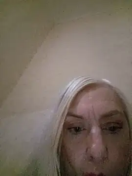 Julia20X's Live Chat Room