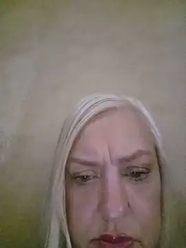 Julia20X's Live Chat Room