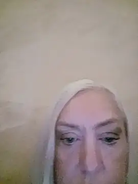 Julia20X's Live Chat Room