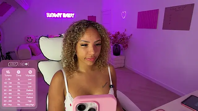 Živá chatovací místnost RomyIndyXXX