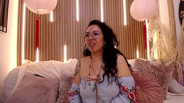 غرفة دردشة Velvet_Curly المباشرة