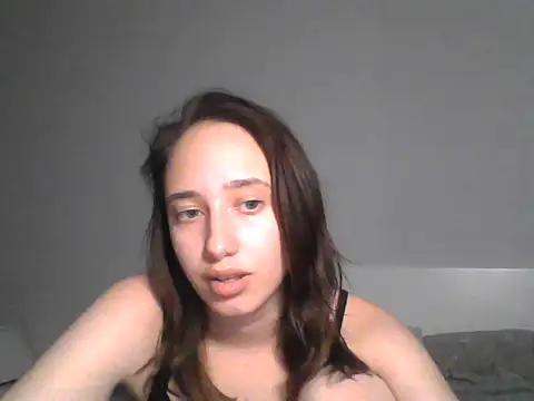 Seks show uživo modela DarkMirel na kameri