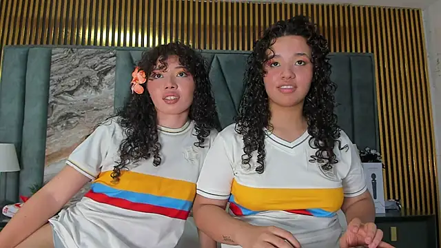 Chloe_and_Violeta's Live Chat Room