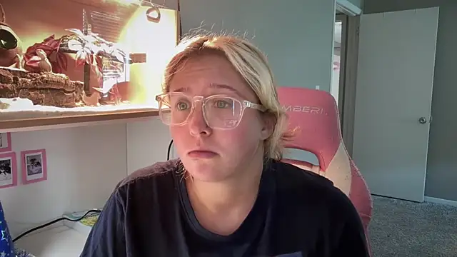 MUSCLEMOMMY1365's Live Chat Room