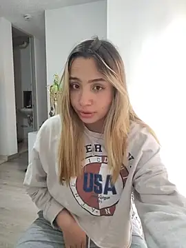 غرفة دردشة Tina_bebita المباشرة