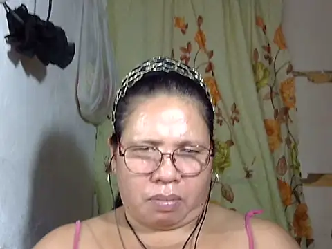 HottyCurlyPeanut Adlı Modelin Canlı Sohbet Odası
