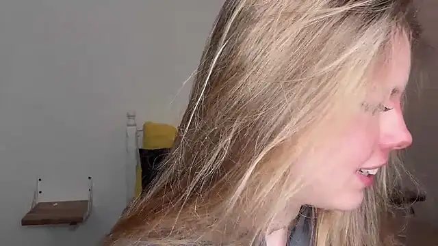חדר צ'אט בשידור חי של Catrinee