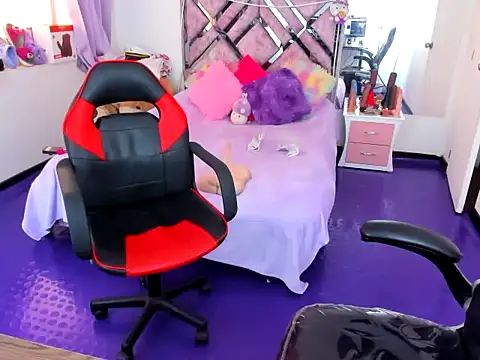 חדר צ'אט בשידור חי של naomi_johnson