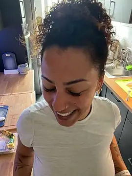 חדר צ'אט בשידור חי של SweetPetiteNoir