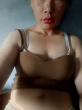 Tieuthu2 Adlı Modelin Canlı Sohbet Odası